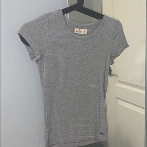 Fitted Hollister tee